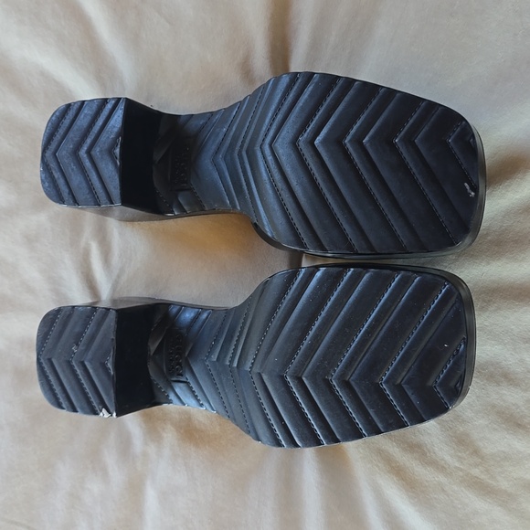 Gucci Logo Platform Rubber Slide Sandals - Picture 4 of 5